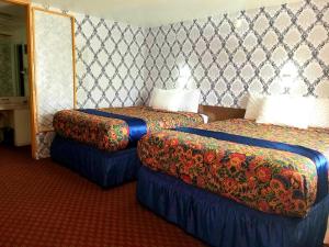 a hotel room with two beds in a room at Town House Motor Inn in Worland