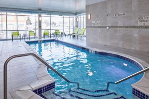una piscina con escaleras en una habitación de hotel en SpringHill Suites by Marriott Detroit Dearborn, en Dearborn