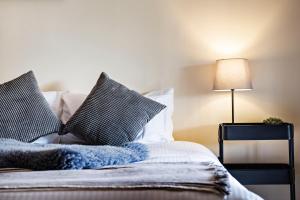 The Woolpack Hotel客房内的一张或多张床位