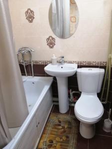 uma casa de banho com um WC e um lavatório em Аренда 2-ух комнатная посуточно em Balkhash