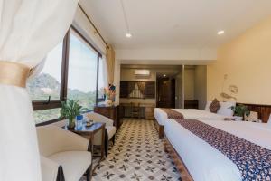 Ein Bett oder Betten in einem Zimmer der Unterkunft Tam Coc Lion Kings Hotel & Resort