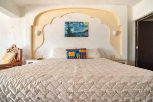 1 dormitorio con 1 cama grande y cabecero grande en Gran habitacion con terraza vista espectacular, piscina en Acapulco