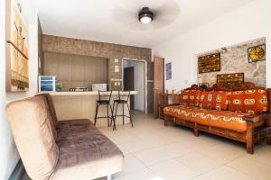 a living room with a bed and a kitchen at Villa Palmitas acogedor departamento nivel piscina gigante jardines in Acapulco