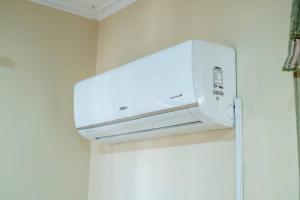 eine Mikrowelle auf einem Regal in einem Raum in der Unterkunft Enjoy Sunset @ Tropical Lookout in Kingstown