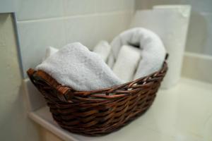 ein Korb mit Handtüchern auf einem Regal im Bad in der Unterkunft Enjoy Sunset @ Tropical Lookout in Kingstown + 53 Fotos