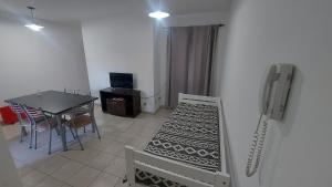 Habitación con cama, mesa y teléfono en Departamento Salta en Mendoza