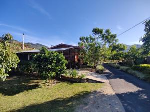 Κήπος έξω από το Cabañas Barú Dota