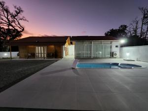 ein Haus mit Pool in der Nacht in der Unterkunft Casa em Bombinhas Mariscal in Bombinhas