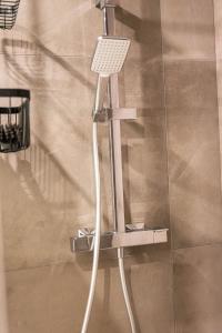 een douchestoel in een badkamer met een glazen wand bij Opéra-Madeleine 2 bedrooms in Parijs