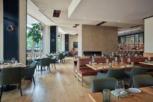 a restaurant with tables and chairs and a bar at The Westin Riverfront Mountain Villas, Beaver Creek Mountain in Avon