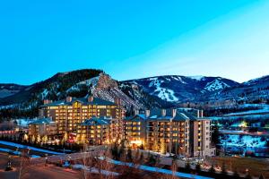 uma vista para um hotel com montanhas ao fundo em The Westin Riverfront Resort & Spa, Avon, Vail Valley em Avon