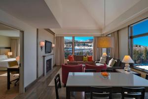 The Westin Riverfront Resort & Spa, Avon, Vail Valley في آفون: غرفة معيشة مع غرفة مع أريكة وطاولة