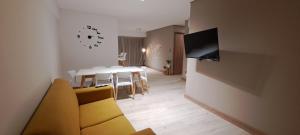 un salon avec une table et un canapé jaune dans l'établissement La mejor vista a las Montañas y la Ciudad, à Mendoza