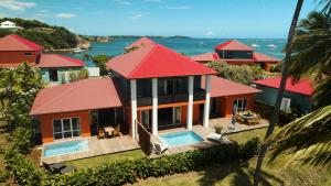 una vista aérea de una casa con techo rojo en Villa Maorie 1 chambre avec piscine privée, en Le François