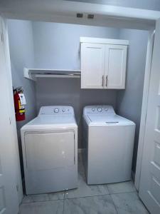 eine Waschküche mit Waschmaschine und Trockner in der Unterkunft San Juan modern Apartments in San Juan