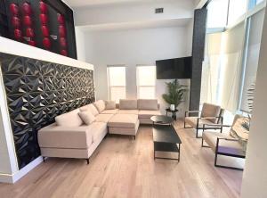 een woonkamer met een witte bank en stoelen bij Tokyo in Denver, Speakeasy Room & Skyline Rooftop In Central RiNO in Denver