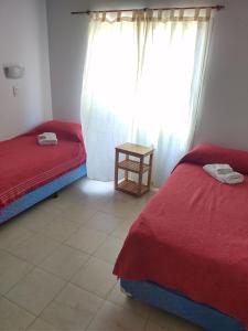 a room with two beds and a window at Amor y Paz in Carpintería
