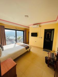ein Hotelzimmer mit einem Bett und einem großen Fenster in der Unterkunft HAPPY FAMILY HOTEL in Sa Pa