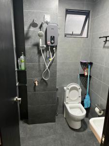 La petite salle de bains est pourvue d'une douche et de toilettes. dans l'établissement Neu suites 007- 2 bedrooms klcc, à Kuala Lumpur
