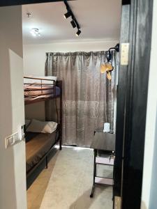 Cette chambre comprend 2 lits superposés et une fenêtre. dans l'établissement Neu suites 007- 2 bedrooms klcc, à Kuala Lumpur