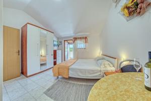 Habitación de hotel con cama y mesa en House Tiny house en Banjole