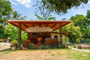 um pavilhão com um telhado no topo de uma casa em Villa Thais em Nueva Gorgona