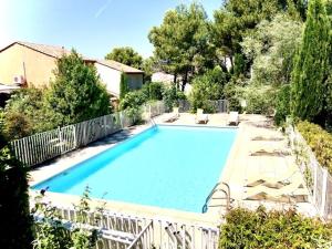 a swimming pool with a fence around it at Maison Calme 6 Pers. au Golf Pont Royal - Piscine, Terrasse, Parking, Clim, Fibre - 13370 Mallemort - FR-1-658-24 in Mallemort