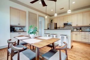 uma cozinha com uma mesa de madeira e cadeiras em Spacious & Intimate Townhome near TMC/NRG Stadium/Rice Village em Houston