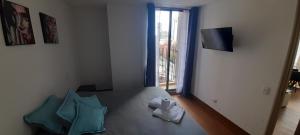 a bedroom with a bed with blue pillows and a window at Wohnung Queens Deluxe in Bogotá