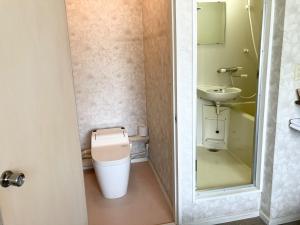 ein kleines Bad mit WC und Waschbecken in der Unterkunft Babaji's Kriya Yoga Restoration Center - Vacation STAY 27036v in Hokuto