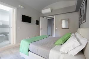 A television and/or entertainment centre at Scipioni Best Rooms