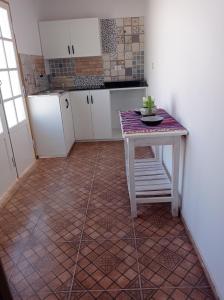 una pequeña cocina con mesa y barra en Casa de la Amistad, en Areguá