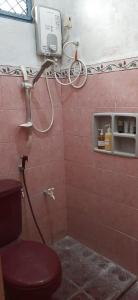 uma casa de banho com um chuveiro e um WC num quarto em Singgah Macanan em Sentool