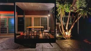una mesa y sillas en un patio por la noche en Coastlands Tateyama Building A, Building B - Vacation STAY 40896v en Tateyama