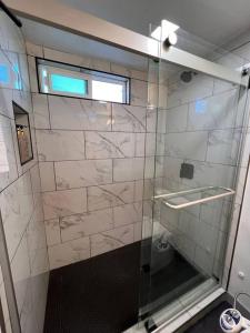 Ένα μπάνιο στο Private 1-bedroom Guesthouse in Woodland Hills
