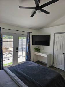 Ένα ή περισσότερα κρεβάτια σε δωμάτιο στο Private 1-bedroom Guesthouse in Woodland Hills