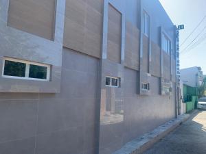 un edificio con finestre sul lato di Pé na Vila a Porto De Galinhas