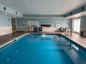 a large swimming pool in a hotel room at Holiday Inn Express Lapeer, an IHG Hotel in Lapeer