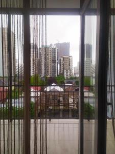 una ventana con vistas al perfil urbano en Family apartament en Batumi