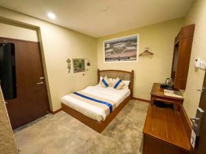 una camera d'albergo con letto e TV di Aladdin Dream Hotel a Johor Bahru