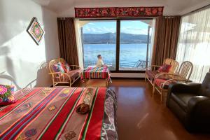 um quarto com vista para a água a partir de uma janela em Titicaca island lodge peru em Puno