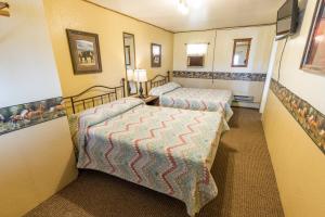 Habitación con 2 camas en una habitación en Sunset RV Park and Motel, en Belle Fourche