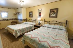 Zimmer mit 2 Betten in einem Zimmer in der Unterkunft Sunset RV Park and Motel in Belle Fourche