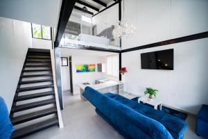 sala de estar con sofá azul y escalera en hermosa cabaña multinivel para pareja, 