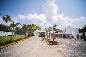 an empty road in front of a house at hermosa cabaña multinivel para pareja 