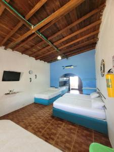 Habitación con 2 camas y TV. en fantástica habitación frente al mar 103, en San Silvestre