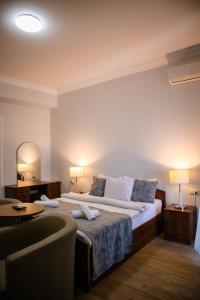 um quarto de hotel com uma cama e uma mesa em Hotel Old Town em Batumi