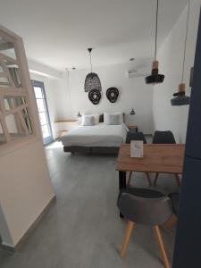 um quarto com uma cama e uma mesa de madeira em THALASSA em Livadia