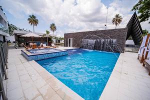 的住宿－luxury suite presidencial，庭院里的一个蓝色海水游泳池