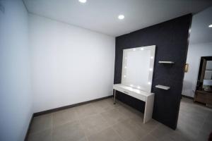een badkamer met een wastafel en een spiegel aan de muur bij luxury suite presidencial 